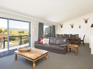 Acacia 2 - Luxurious Holiday Townhouse Guest house, Jindabyne - 1