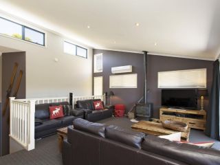 Acacia 2 - Luxurious Holiday Townhouse Guest house, Jindabyne - 2