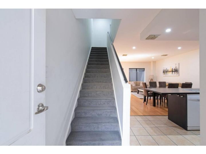 ADE001 Spacious 3BR Townhouse Great City Location Guest house, Adelaide - imaginea 6