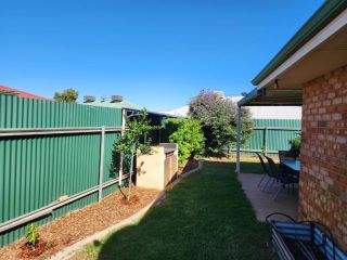 Adorable-secure 3 bedroom holiday home with Pool around the corner from The Miners Rest. Guest house, Kalgoorlie - 3