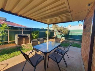 Adorable-secure 3 bedroom holiday home with Pool around the corner from The Miners Rest. Guest house, Kalgoorlie - 5