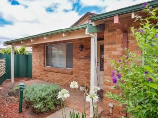 Adorable-secure 3 bedroom holiday home with Pool around the corner from The Miners Rest. Guest house, Kalgoorlie - 2