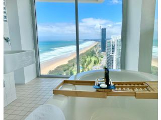 Air on Broadbeach Beachfront 2Level stunning apartment with 180 degree views Apartment, Gold Coast - 5