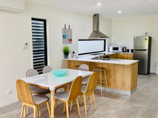 AIRLIE BEACH Delight. Hop, skip jump to everything Guest house, Cannonvale - 4
