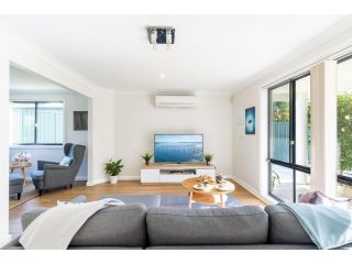 Akoya House 122 Tomaree Rd air conditioning WiFi and boat parking Guest house, Shoal Bay - 4