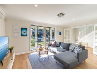 Akoya House 122 Tomaree Rd air conditioning WiFi and boat parking Guest house, Shoal Bay - 1