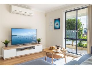Akoya House 122 Tomaree Rd air conditioning WiFi and boat parking Guest house, Shoal Bay - 3