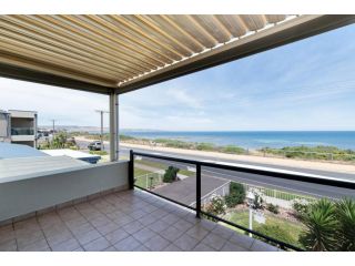 ALD001 Gorgeous Family Home with Waterfront Views and Backyard Guest house, Aldinga Beach - 5