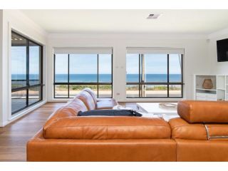 ALD001 Gorgeous Family Home with Waterfront Views and Backyard Guest house, Aldinga Beach