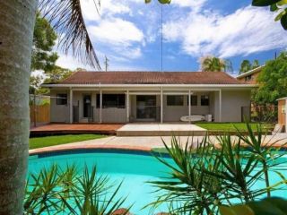 ALLAMBI 45 Position Perfect, Single Level Home, Pool, Pets OK Guest house, Noosa Heads - 2