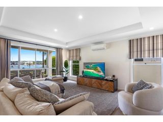 Amazing Canal House with Private Jetty, Gym & Pool Guest house, Mooloolaba - 4