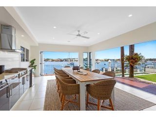 Amazing Canal House with Private Jetty, Gym & Pool Guest house, Mooloolaba - 2