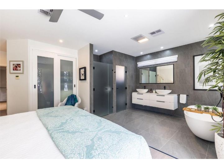 'Ambience on the Waterfront', 14 Danalene Pd - Prestige waterfront property Guest house, Corlette - imaginea 11