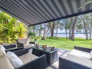 'Ambience on the Waterfront', 14 Danalene Pd - Prestige waterfront property Guest house, Corlette - 2