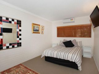 Anjuna 2 - Two Bedroom Budget Stay on Canal Apartment, Mooloolaba - 5