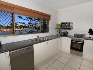 Anjuna 2 - Two Bedroom Budget Stay on Canal Apartment, Mooloolaba - 4
