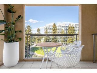 Park View Family Stay at The Pier Apartment, Glenelg - 1