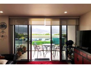 Apollo Blue Pearl ~ Oceanfront ~ Free Wifi Apartment, Apollo Bay - 1