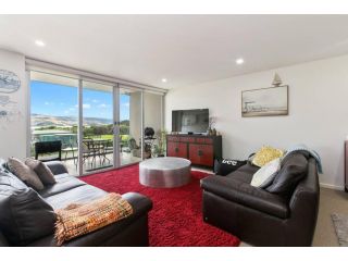 Apollo Blue Pearl ~ Oceanfront ~ Free Wifi Apartment, Apollo Bay - 2