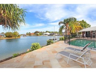 April 19 - Four Bedroom Home on Canal with Pool, Pontoon, Aircon & Wifi! Guest house, Maroochydore - 2