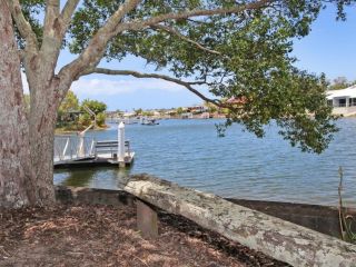 April 19 - Four Bedroom Home on Canal with Pool, Pontoon, Aircon & Wifi! Guest house, Maroochydore - 3
