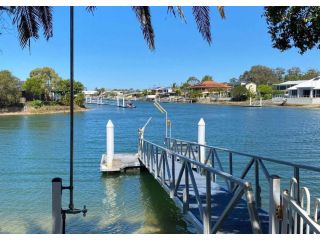 April 19 - Four Bedroom Home on Canal with Pool, Pontoon, Aircon & Wifi! Guest house, Maroochydore - 4