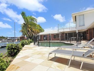 April 19 - Four Bedroom Home on Canal with Pool, Pontoon, Aircon & Wifi! Guest house, Maroochydore - 1