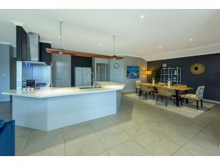 Aqua Tides- Family Home with Pool Guest house, Western Australia - 5