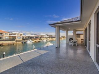Luxury Waterfront Canal Estate With Private Jetty in Mandurah Guest house, Mandurah - 2