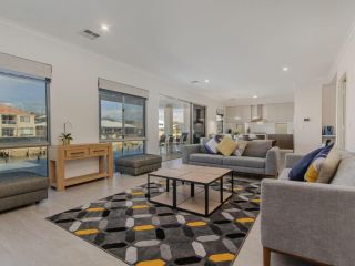 Luxury Waterfront Canal Estate With Private Jetty in Mandurah Guest house, Mandurah - 3