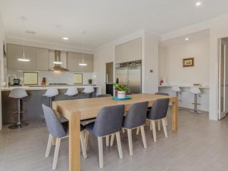 Luxury Waterfront Canal Estate With Private Jetty in Mandurah Guest house, Mandurah - 5