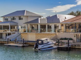 Luxury Waterfront Canal Estate With Private Jetty in Mandurah Guest house, Mandurah - 1