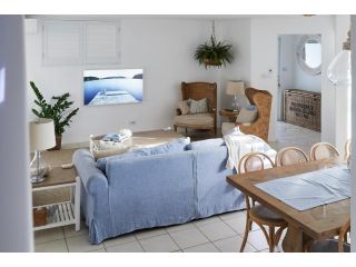 Arabella - stunning coastal family holiday home.2 Guest house, Nelson Bay - 3