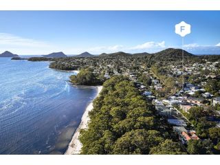 Arabella - stunning coastal family holiday home.2 Guest house, Nelson Bay - 4