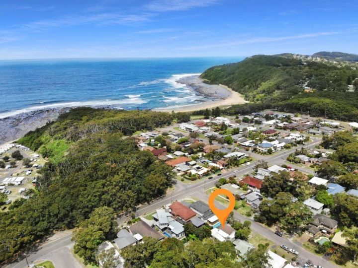 Immaculate Beachside Home with Fireplace and Patio Guest house, Bateau Bay - imaginea 5
