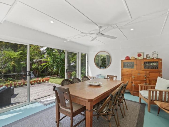 Immaculate Beachside Home with Fireplace and Patio Guest house, Bateau Bay - imaginea 2