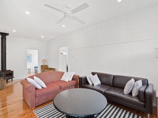 Immaculate Beachside Home with Fireplace and Patio Guest house, Bateau Bay - 3