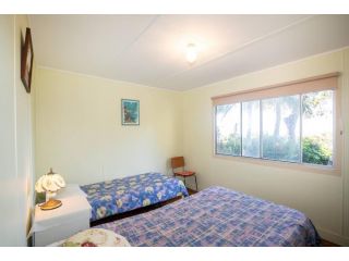 ARCADIA -Straddie original 3 bedroom house with ocean views Guest house, Point Lookout - 5