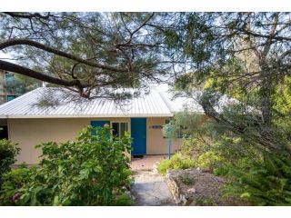 ARCADIA -Straddie original 3 bedroom house with ocean views Guest house, Point Lookout - 2