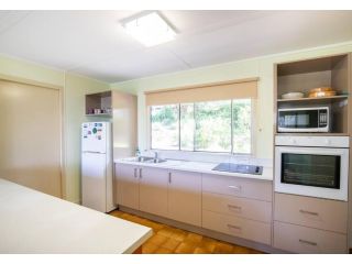 ARCADIA -Straddie original 3 bedroom house with ocean views Guest house, Point Lookout - 3