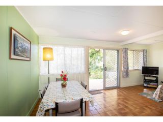 ARCADIA -Straddie original 3 bedroom house with ocean views Guest house, Point Lookout - 1