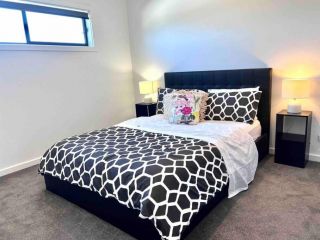 Archies townhouse 3 bdrm sleeps 5 wifi AC Guest house, Kensington and Norwood - 1