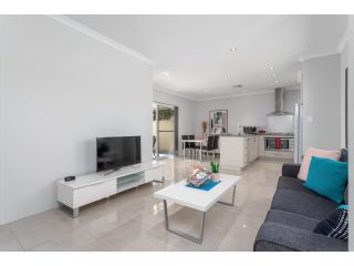 Ardross Short Stays Villa, Perth - 1