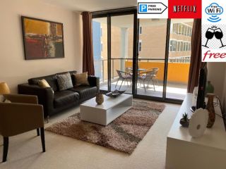 ARENA RESORT STYLE EXEC FREE NETFLIX WIFI WINE Apartment, Perth - 2
