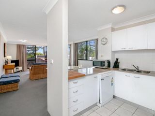 Aries Unit 5 - Beachfront Central Coolangatta Apartment, Gold Coast - 4