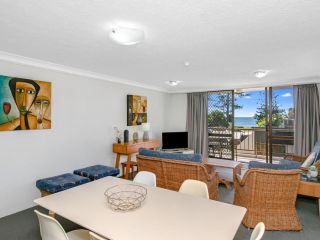 Aries Unit 5 - Beachfront Central Coolangatta Apartment, Gold Coast - 2