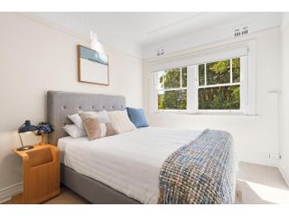 Art Deco apartment steps from harbour and beach Apartment, Sydney - 1