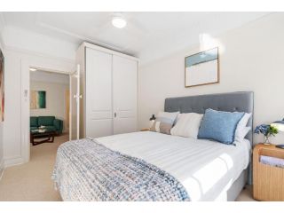 Art Deco apartment steps from harbour and beach Apartment, Sydney - 5