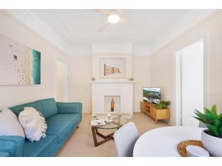 Art Deco apartment steps from harbour and beach Apartment, Sydney - 3