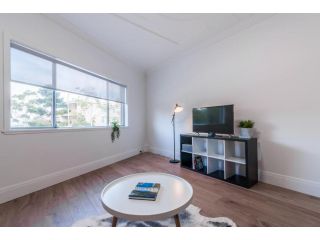 Art Deco Mosman Dream-Minutes Drive to Balmoral Apartment, Sydney - 1